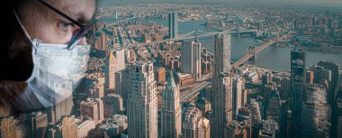 Arka planda, cerrahi maske takan bir adamın ve NYC 'nin aşırı yakın plan portresi.