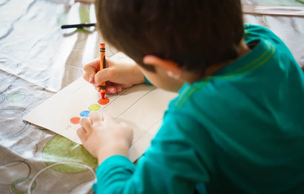 Rysunek dziecka kredkami na papierze lub odrabianie lekcji z domu — Zdjęcie stockowe