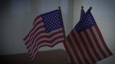 Işıklar ABD bayraklarını aydınlatıyor. Amerika 'yı Yeniden Açma Konsepti