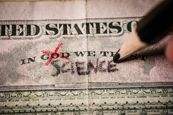 Mano reemplazando la palabra dios para la ciencia en un billete de dólar —  Fotos de Stock