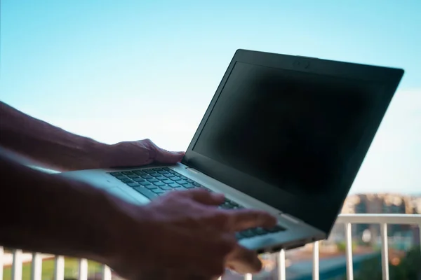 Hands working with laptop outside. Digital nomad concept — Stock Photo, Image