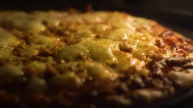 Fırının içindeki tavada ev yapımı taze bir pizzanın yakın çekimi.