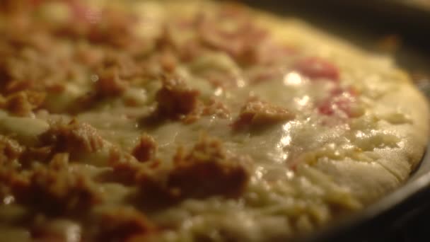 Close-up van een verse zelfgemaakte pizza in een pan in de oven — Stockvideo