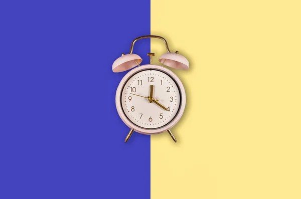 Sunet gemene clopot ceas deșteptător clasic izolat pe fundal la modă pastel albastru fantomă și galben — Fotografie, imagine de stoc