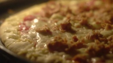 Fırının içindeki tavada ev yapımı taze bir pizzanın yakın çekimi.