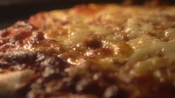 Close-up de uma pizza caseira fresca em uma panela dentro do forno — Vídeo de Stock