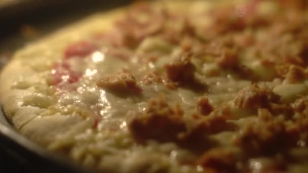 Närbild av en färsk hemlagad pizza i en kastrull inne i ugnen — Stockvideo