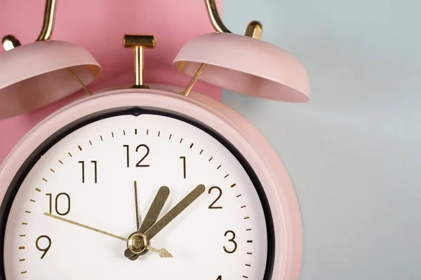 リングツインベルヴィンテージクラシック目覚まし時計ブルーとピンクのパステルカラフルなトレンディーな背景に隔離 — ストック写真