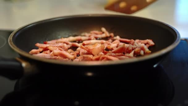フライパンにカリカリのベーコンのストライプを調理 — ストック動画