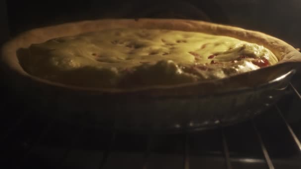 Franse quiche lorraine taart gekookt in de oven — Stockvideo