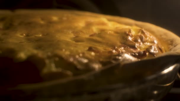 Fırında pişirilmiş Fransız kiş lorraine turtası. — Stok video