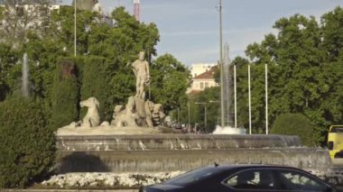 Neptün Çeşmesi İspanya 'nın Madrid şehrinin en ünlü simgelerinden biridir.