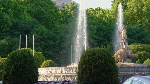 Fountain of Neptune is one of the most famous landmark of Madrid, Spain — Stock Video