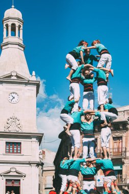 Reus, İspanya. Ekim 2007: Castellers grubu geleneksel bir festivalde bir insan kulesi inşa etti
