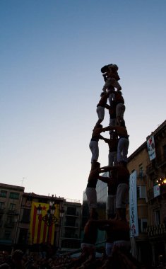 Reus, İspanya. Ekim 2009: Geleneksel bir festivalde bir insan kulesi inşa eden bir Castellers grubunun silueti