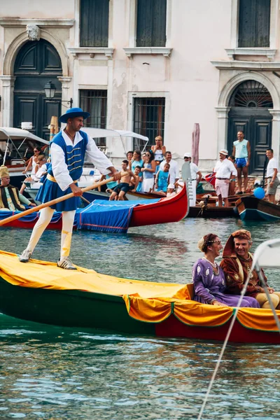 VENECIA, ITALIA - 07 DE SEPTIEMBRE DE 2008: Barcos históricos abren la Regata Storica, se celebra cada año el primer domingo de septiembre . — Foto de Stock