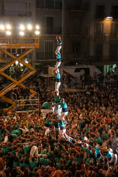 Reus, España. Octubre 2009: Castellers grupo de personas construyendo una torre humana en una fiesta tradicional — Foto de Stock