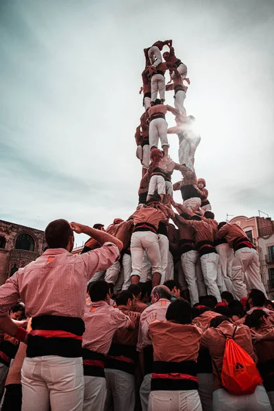 Reus, Španělsko. Říjen 2014: Castellerova skupina lidí buduje v tradiční slavnosti lidskou věž — Stock fotografie
