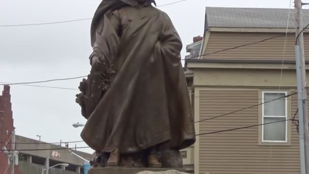 Salem, EUA. Maio de 2011: Impressionante estátua do pai fundador da cidade de Salem, Roger Conant — Vídeo de Stock