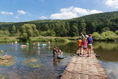 Semois, Belçika Nehri'nin riverside yakın kişi yeniden oluşturma