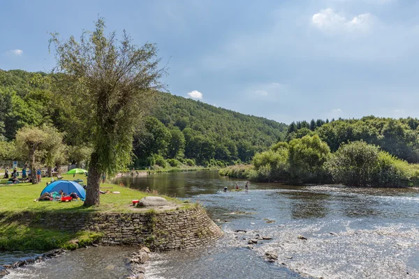 Recreating people near the riverside of the river Semois, Belgio — Foto Stock