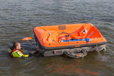 Kurtarma işçisi gösteren yaşam Sal Harbor Urk, Hollanda