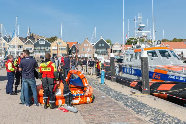 Rescue workers showing rescue equipment in Dutch harbor of Urk — Stock Photo, Image