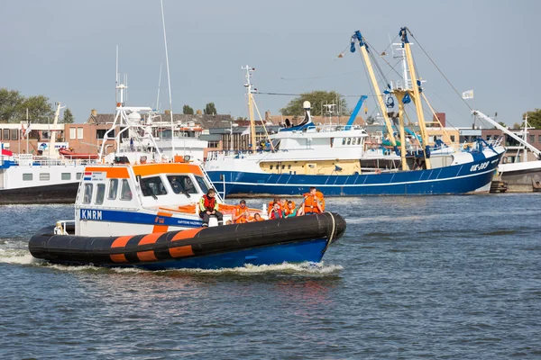 Menschen machen Bootsfahrt bei Rettungsboot-Demonstration im holländischen Hafen — Stockfoto