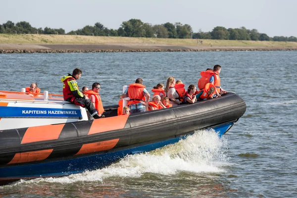 オランダ港の救命ボートのデモでのボートト リップを作る人々 — ストック写真
