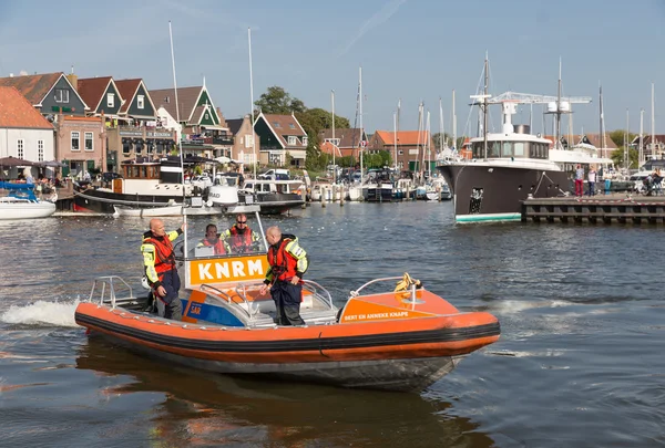 Muncitori de salvare la barca de salvare din portul Urk, Olanda — Fotografie, imagine de stoc