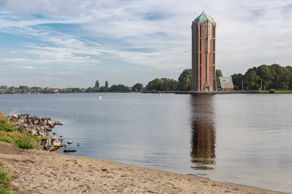 Водонапорная башня рядом с озером в Олсби, Нидерланды — стоковое фото