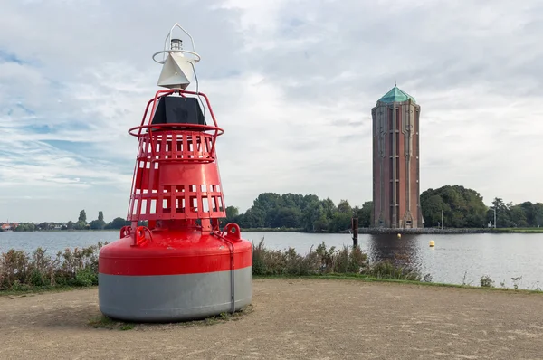 Ozdobné pásy a vodní věž u holandské jezero — Stock fotografie