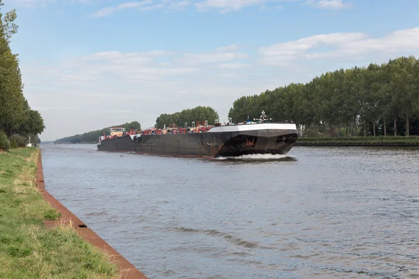 Barge navigating at Dutch canal near Amsterdam — Stock Photo, Image