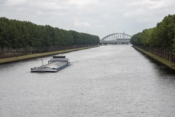 Člun navigaci na Dutch canal poblíž Amsterdamu — Stock fotografie