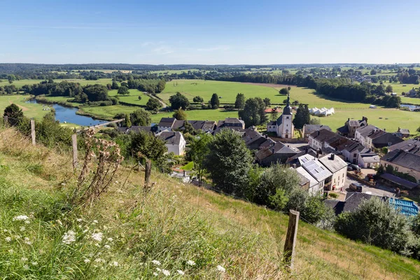 Luftaufnahme von Chassepierre, einem malerischen Dorf in den belgischen Ardennen — Stockfoto