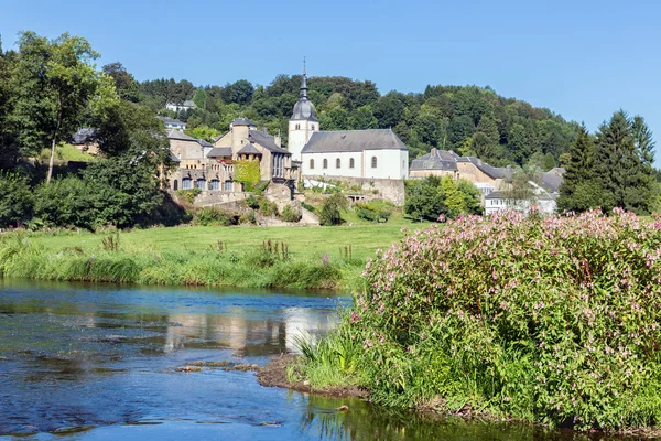 Veduta a Chassepierre, pittoresco villaggio nelle Ardenne belghe sul fiume Semois — Foto Stock