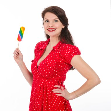 Renkli lolipop ile Kırmızı elbiseli mutlu güzel kadın