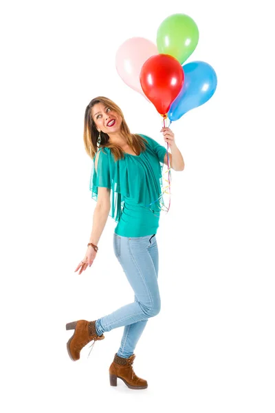 Mujer bonita sosteniendo globos de colores aislados sobre fondo blanco — Foto de Stock