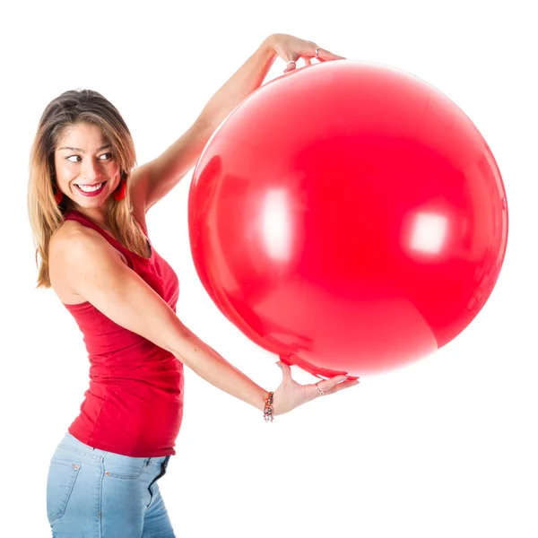 Mulher bonita com camisa vermelha segurando um mega balão — Fotografia de Stock