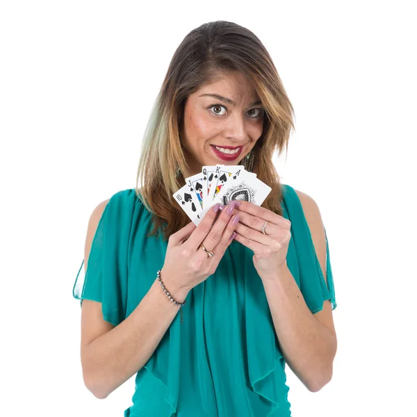 Непослушная бразилька показывает выигрышные карты в покер — стоковое фото