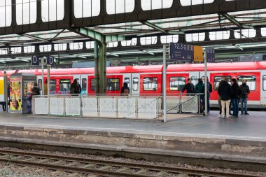 Gezginler ve Duisburg Almanca ana istasyonda tren