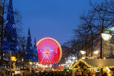 TH ışıklı dönme dolap ile geleneksel Noel Pazar