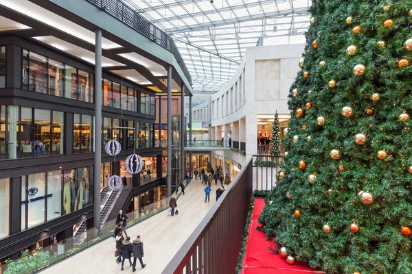 Neznámí lidé v shopping mall "Forum" v Duisburg, Německo — Stock fotografie