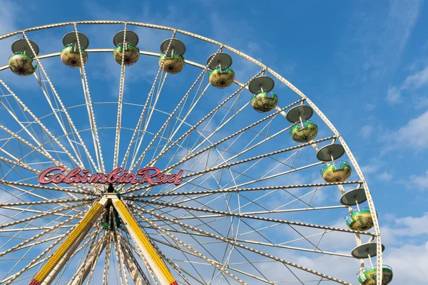 Rueda de la fortuna contra un cielo azul en la feria de Navidad de Duisbur —  Fotos de Stock