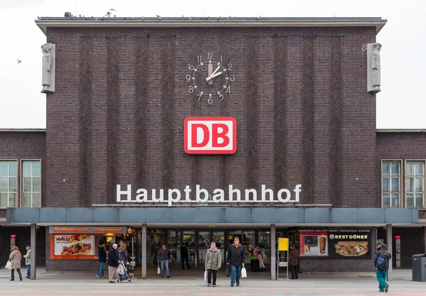 Pessoas desconhecidas que entram e saem da estação principal de Duisburg — Fotografia de Stock