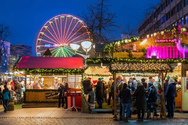 Traditionele kerstmarkt met verlichte reuzenrad in th — Stockfoto