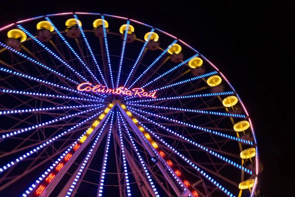 Mercado de Natal com roda gigante iluminada em Duisburg, Germ — Fotografia de Stock