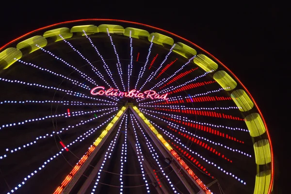 Mercado de Natal com roda gigante iluminada em Duisburg, Germ — Fotografia de Stock