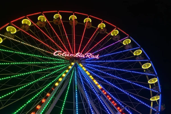 Mercado de Natal com roda gigante iluminada em Duisburg, Germ — Fotografia de Stock
