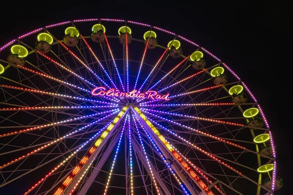 Weihnachtsmarkt mit beleuchtetem Riesenrad in Düsseldorf — Stockfoto